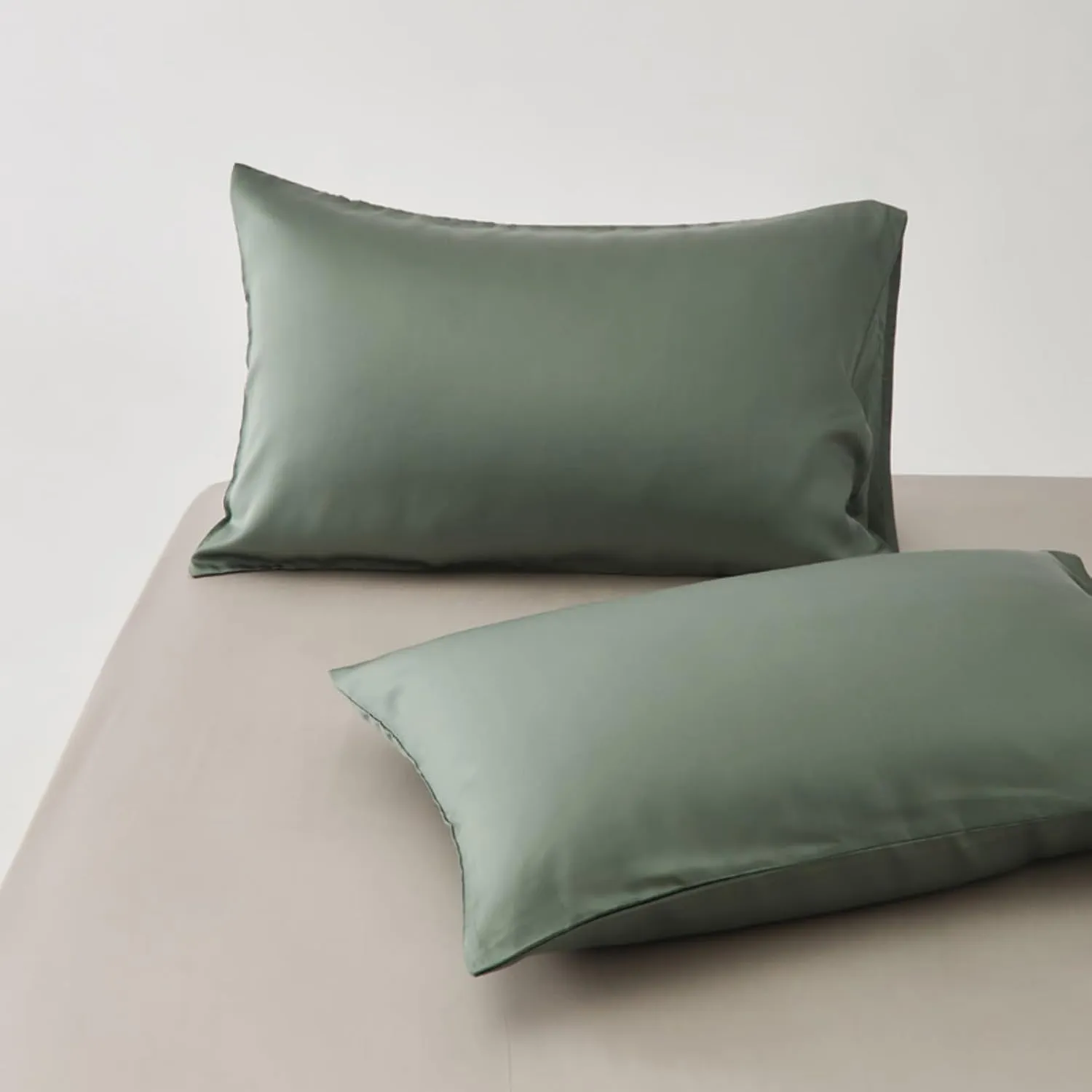 AETVRNI Luxury 3 Pieces Silky Sheet Set for Hot Sleepers, Silk Feel Polyester Sheet Set (1 Flat Sheet 2 Pillowcases), Super Soft Solid Color Bedding for Spring Summer Fall Winter,B,Twin/Twin XL