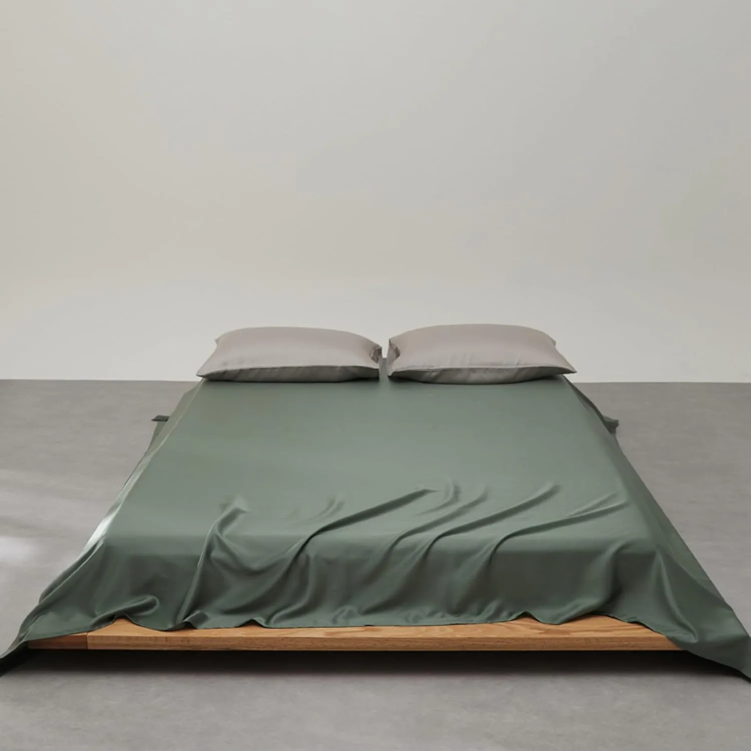 AETVRNI Luxury 3 Pieces Silky Sheet Set for Hot Sleepers, Silk Feel Polyester Sheet Set (1 Flat Sheet 2 Pillowcases), Super Soft Solid Color Bedding for Spring Summer Fall Winter,B,Twin/Twin XL
