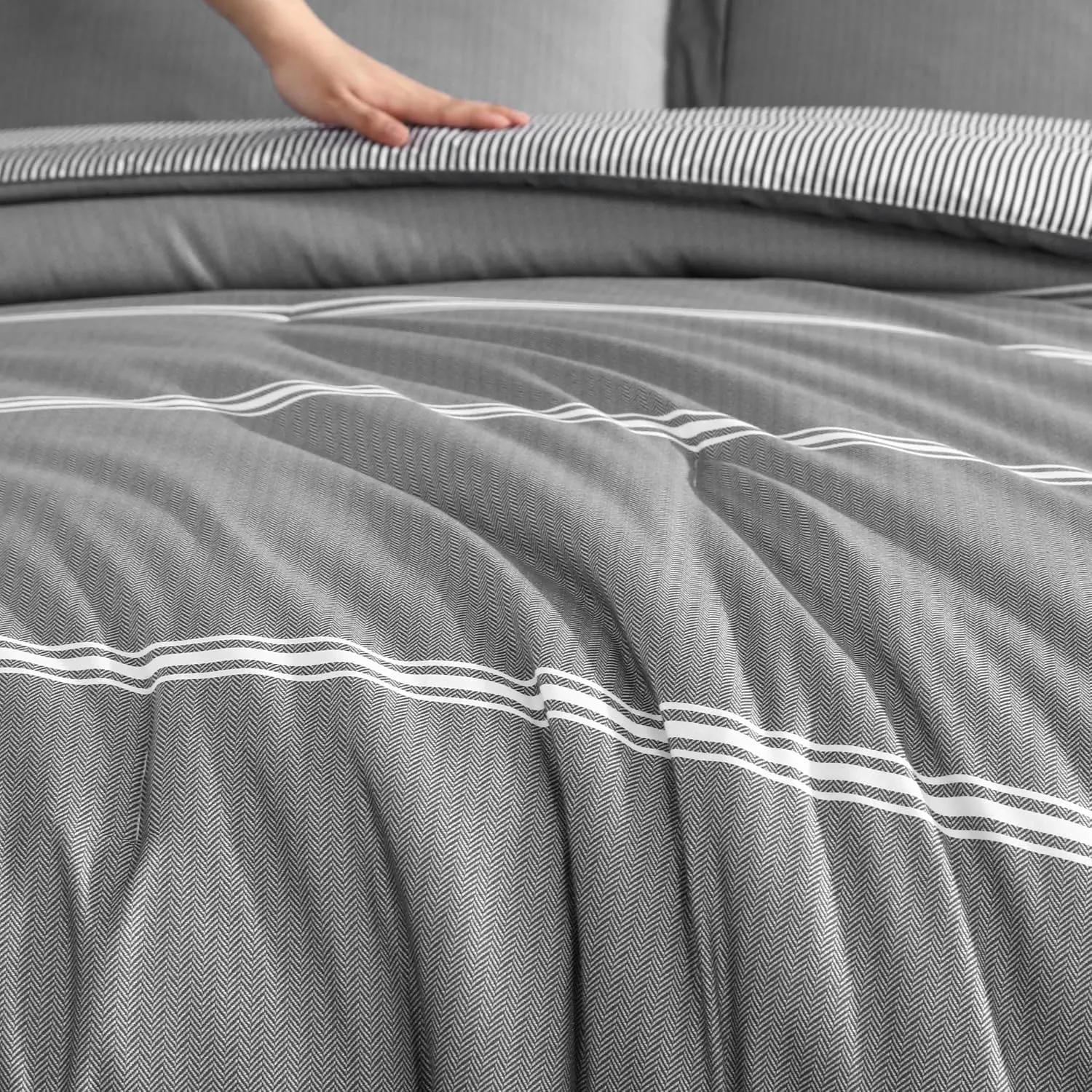Eddie Bauer - Queen Comforter Set, Super Soft Bedding Set with Matching Sham(s) & Pillowcase(s), Oeko-Tex Certified (Chevron & Stripes Grey, Queen)