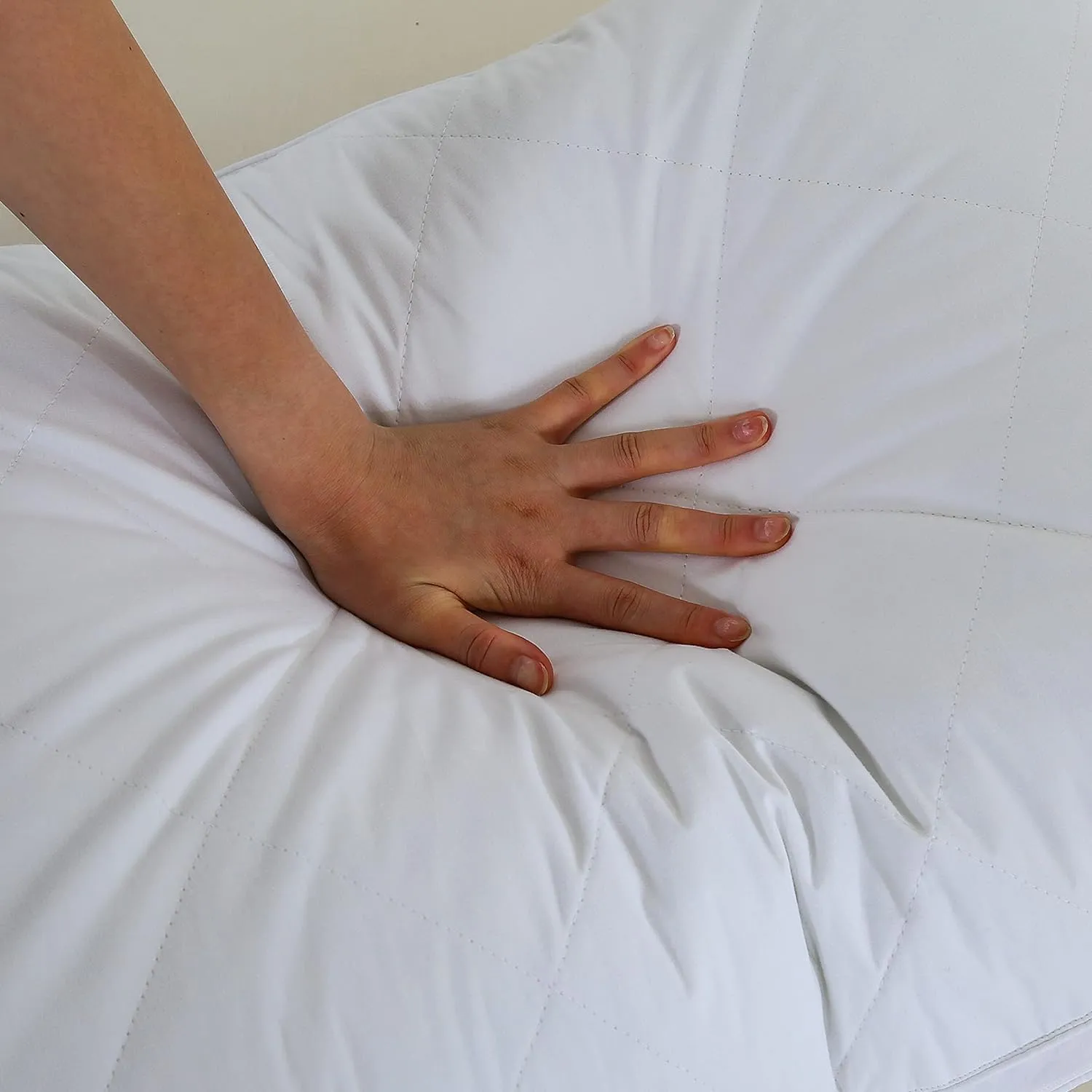 Three Geese Pack of 1 White Goose Feather Polyester Bed Pillows Queen/Standard Size- Soft 600 Thread Count 100% Cotton, Medium Firm,Soft Support Surround Fill Polyester,White Solid